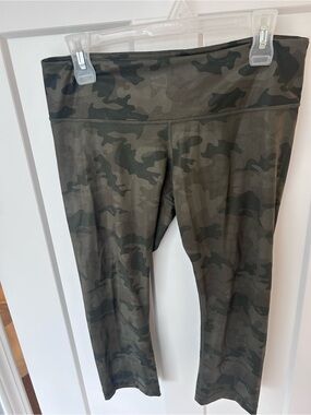 Lululemon Camo Print cropped Leggings - Olive Green Size medium